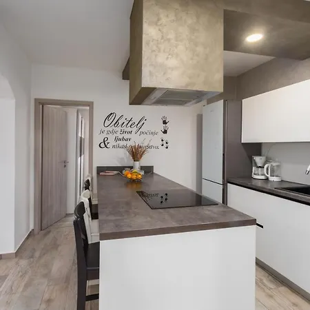 Lena Appartement *