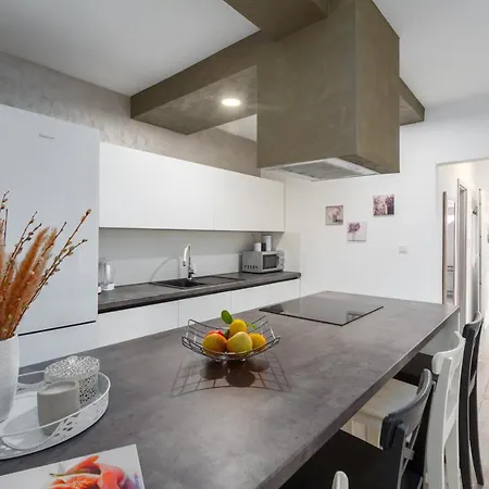 Lena Apartman Pula