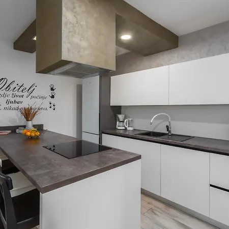 Lena Apartman Pula