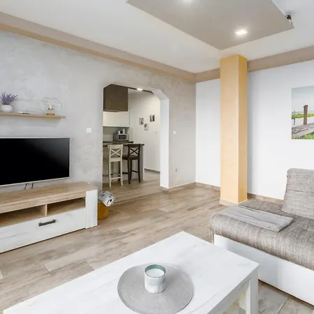 Lena Apartman Pula