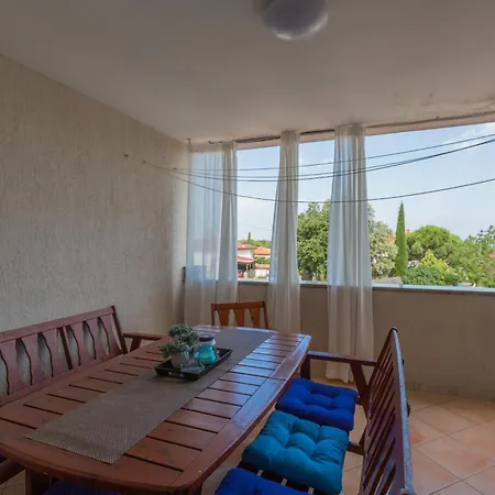 Lena Apartman Pula